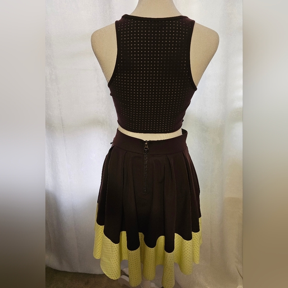 LULULEMON Women AWAY DRESS Purple Neon Yellow Perforated Skater Fit Flare Size 6 - Picture 5 of 10